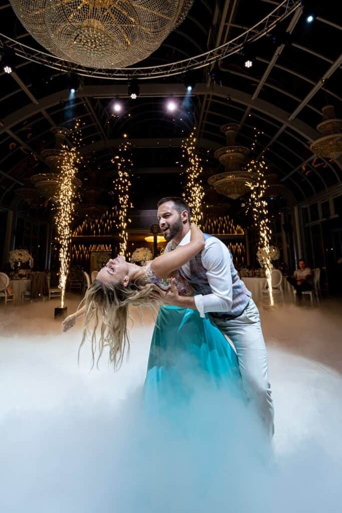 Spark shower for your wedding! Dazzling spectacle, zero risk - indoor spark machine, the new fireworks 4 Eskuvo a mandok forgach kastelyban szarazjeg es szikrageppel017