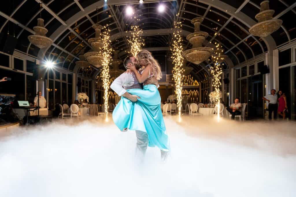 Spark shower for your wedding! Dazzling spectacle, zero risk - indoor spark machine, the new fireworks 5 Eskuvo a mandok forgach kastelyban szarazjeg es szikrageppel06 1