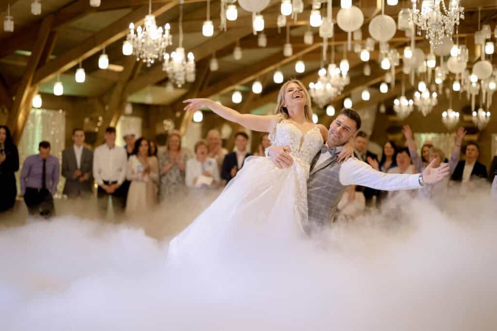 Wedding dj prices 2025 – we show you what the current wedding dj prices are. How much does it cost? We reveal the truth! 6 Zsuzsi & Rajmi Wedding at Levendulás with 2 Dry Ice