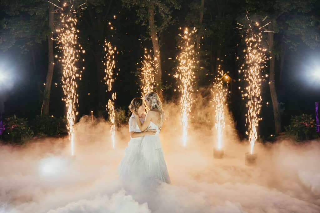 Spark shower for your wedding! Dazzling spectacle, zero risk - indoor spark machine, the new fireworks 6 L E 371 of 545