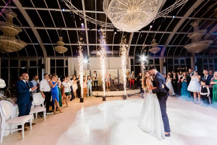 Spark shower for your wedding! Dazzling spectacle, zero risk - indoor spark machine, the new fireworks 1 Tuzijatek Szarazjeggel kombinalva eskuvore 02