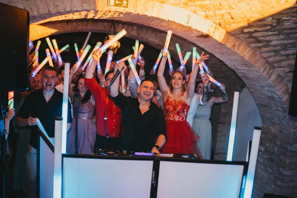 Interview mit dj feree, dem hochzeits-dj 3 Alternativtext: fröhliche Menschen tanzen und halten leuchtende Luftballons an einem Brunnen.