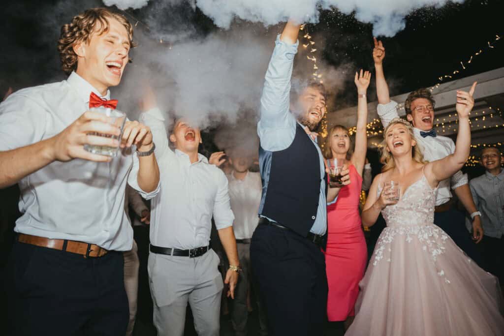 Esküvői dj show effektekkel - hideg szikragép, lézer, party robot egy kézből 1 Co2-gun-fust-pisztoly-fegyver-az-eskuvore-Koczor-pinceszet5