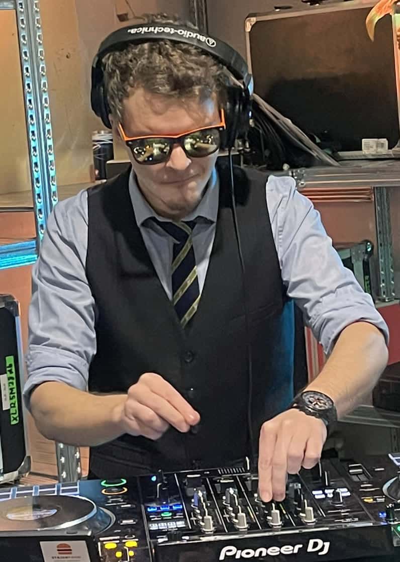 DJ Kalocsai fejhallgatóval és napszemüvegben keveri a zenét Pioneer DJ pulton