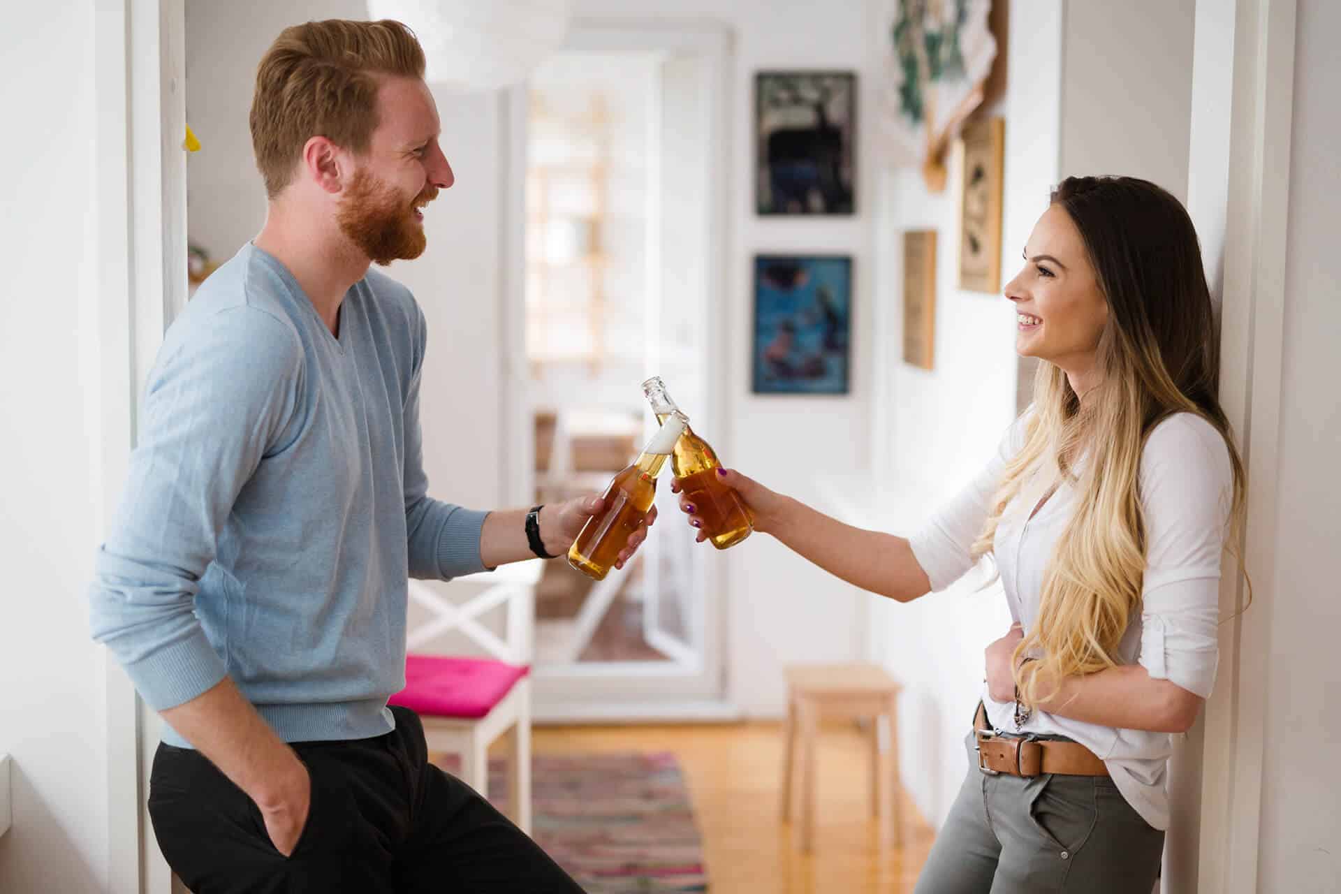 Online meghívó minta - anna & bence 13 happy couple drinking beer and toasting at home UWT3974 1 1