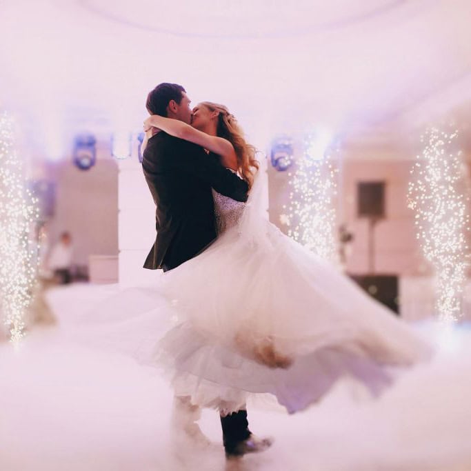 Ein verliebtes Paar tanzt auf seiner Hochzeit, ein Foto fängt romantische Momente ein.