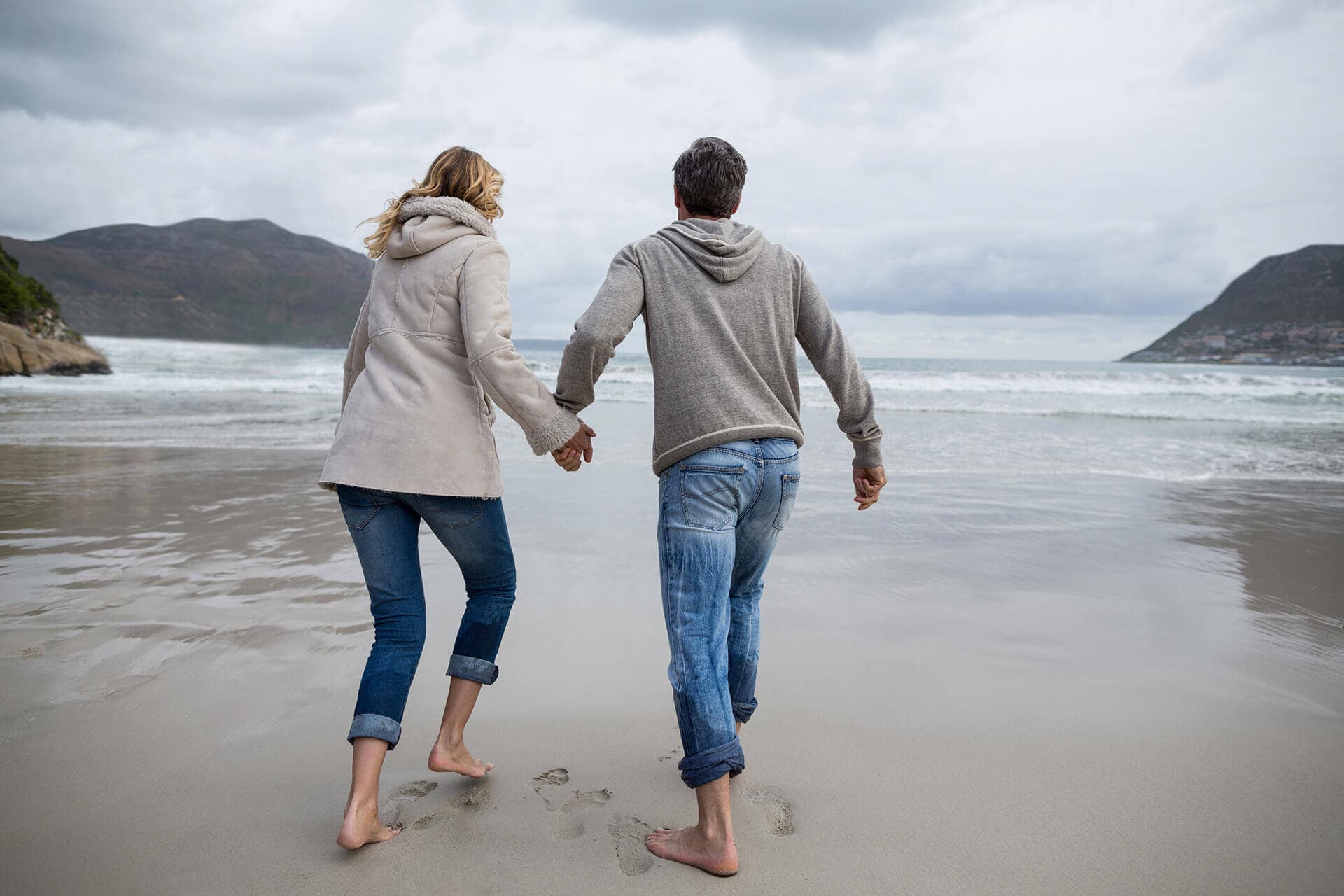 Online meghívó minta - anna & bence 14 mature couple running on the beach P9CC9KL 1 1